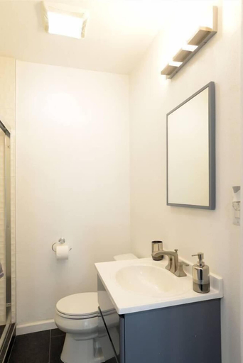 Bathroom 4, Spacious House on Melrose w Private Backyard Gym, Los Angeles