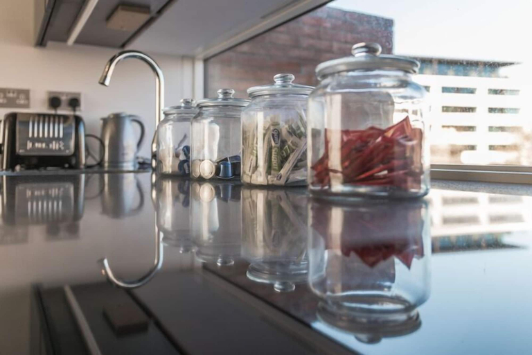 Food & Drinks, The Phil Lynnot Suite - hiphipstay, Dublin
