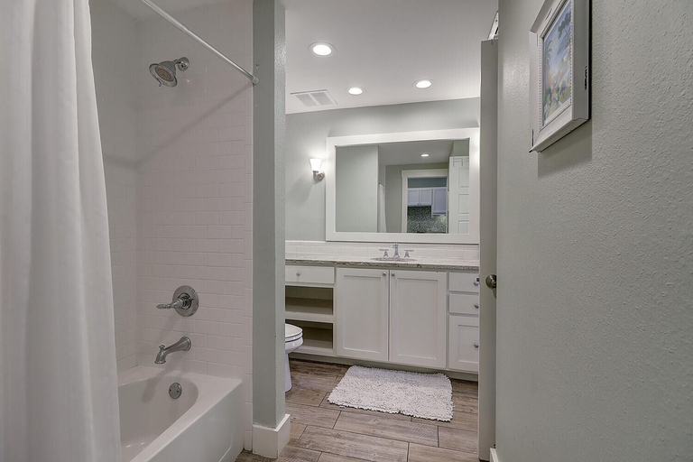 Bathroom 4, Shells on the Beach TC 2104, Nueces