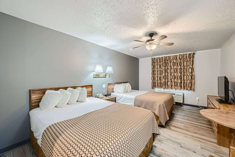 Bedroom 3, Travelodge by Wyndham Longmont, Weld