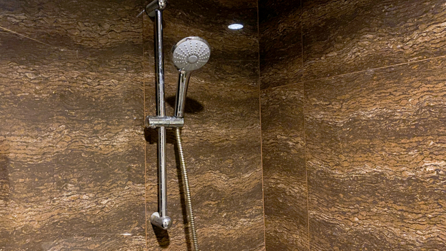 Bathroom 5, Modern Look 2BR at Lucky Tower Residence Apartment By Travelio, Jakarta Barat