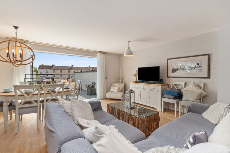 Room 1, Ger Y Mor - Village Centre with Parking, Pembrokeshire