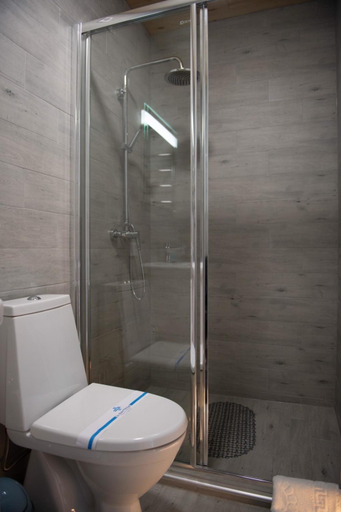 Bathroom 3, River Cottage Complex, Mizhhirs'kyi