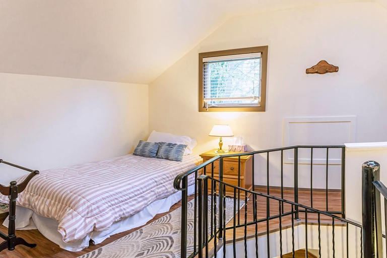 Bedroom 2, Oak Sherwin House Near OSF, Jackson