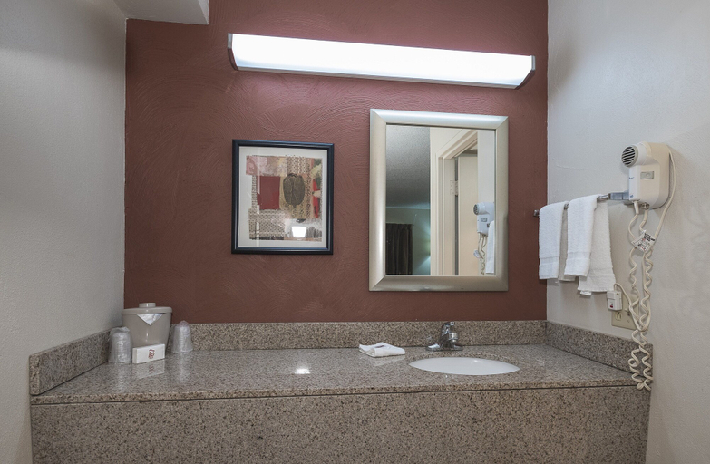 Bathroom 4, Sycamore Suites, Lorain