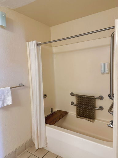 Bathroom 4, Econo Lodge Lordsburg I-10, Hidalgo