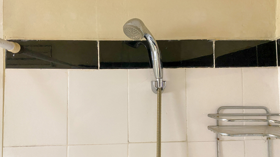 Bathroom 5, Minimalist and Comfy Studio at Habitat Apartment By Travelio, Tangerang
