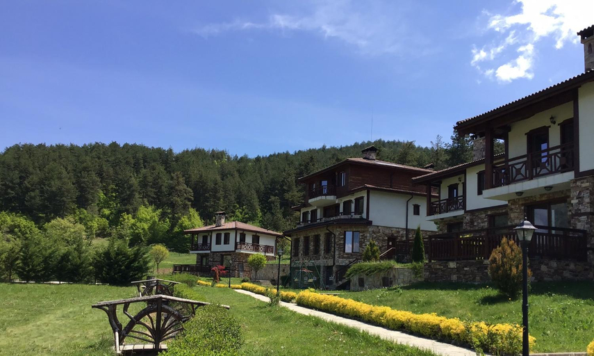 Exterior & Views