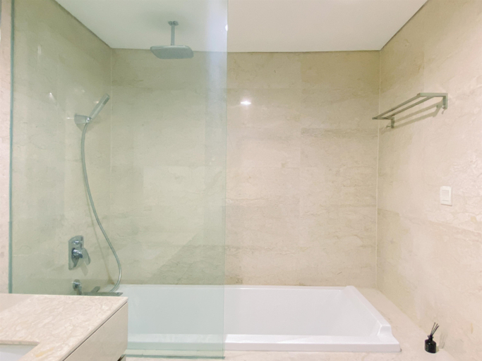Bathroom 2, Good Deal and Elegant Studio Ciputra World 2 Apartment By Travelio, Jakarta Selatan