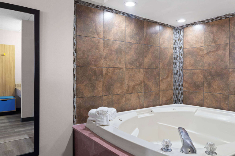 Bathroom 5, Days Inn by Wyndham Conway, Faulkner
