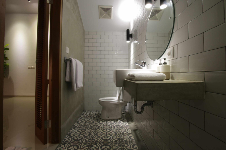 Bathroom 12
