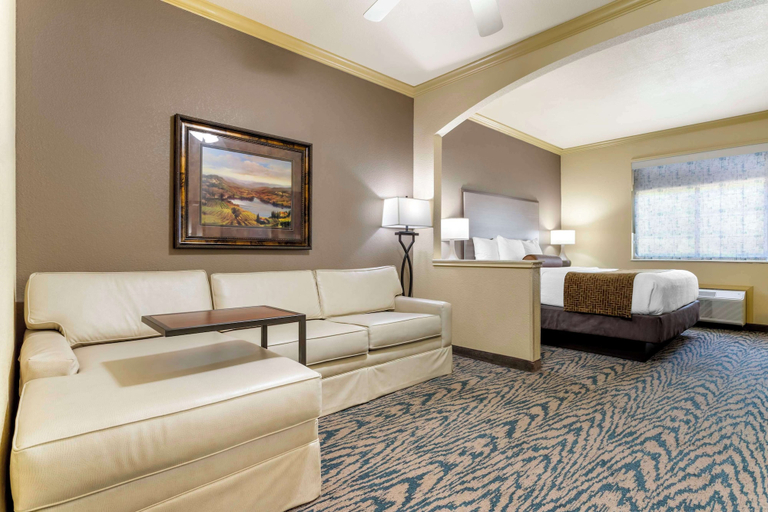 Bedroom 4, Best Western Plus Crown Colony Inn & Suites, Angelina