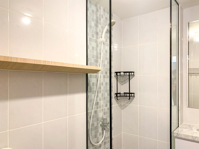 Bathroom 2, Comfort 2Br At Tokyo Riverside Pik 2 Apartment, Tangerang