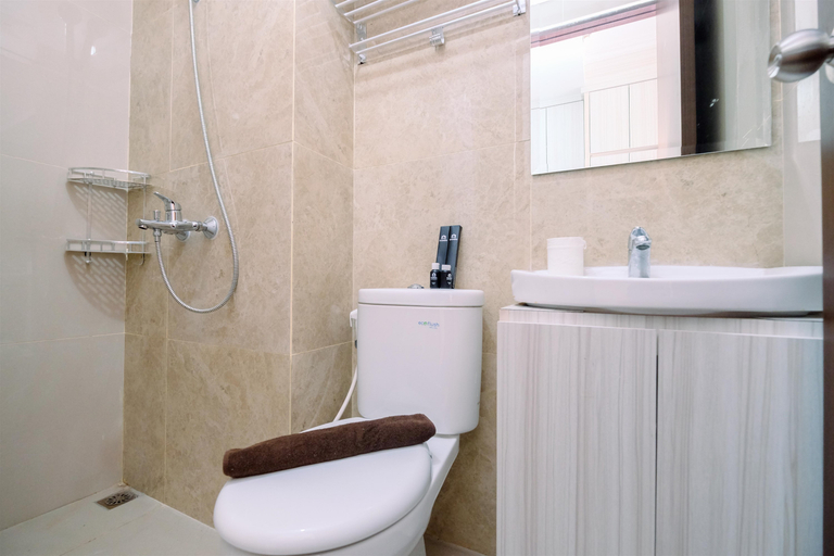Bathroom 5, Great Deal and Homey Studio Transpark Cibubur Apartment By Travelio, Depok