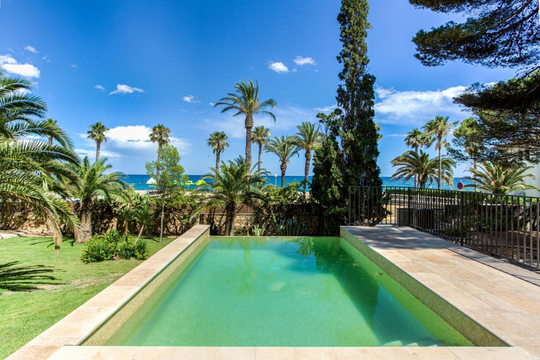 Sport & Beauty, TarracoHomes, Villa with Botanic Garden and Private Pool facing the Beach, Tarragona