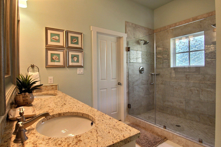 Bathroom 3, Southern Comfort 169 BE, Nueces