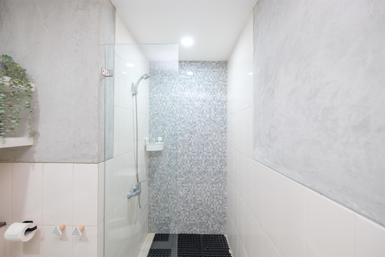 Bathroom 5, Simple and Comfort Studio Apartment at Nine Residence By Travelio, South Jakarta