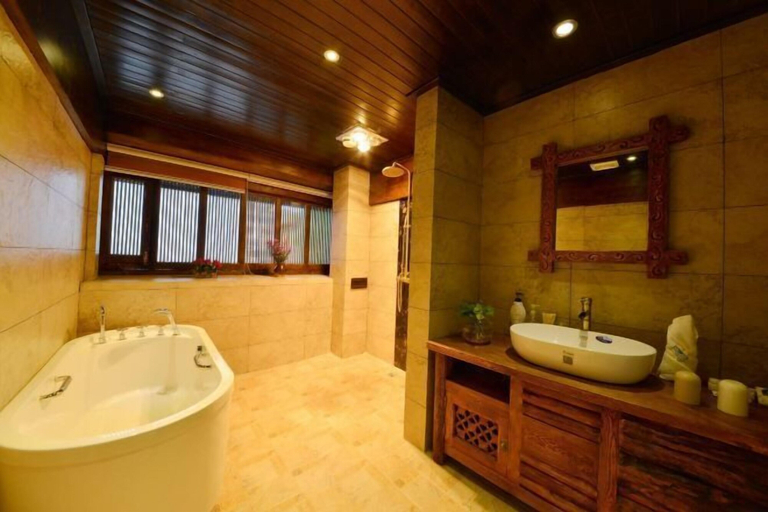 Bathroom 4, Qiyu Yijingwan Inn, Lijiang
