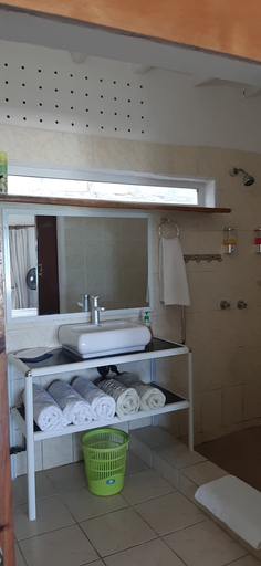 Bathroom 4, Game Fish Lodge, Kaskazini 'A'