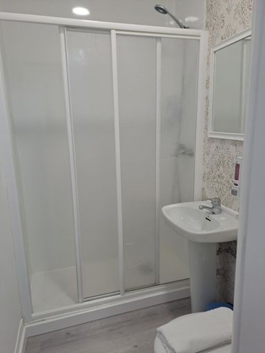 Shower 3, Hostal Milan, Madrid