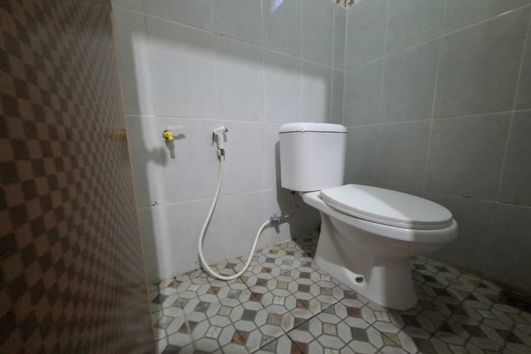 Bathroom, OYO 94245 Alya Homestay Syariah, Sleman