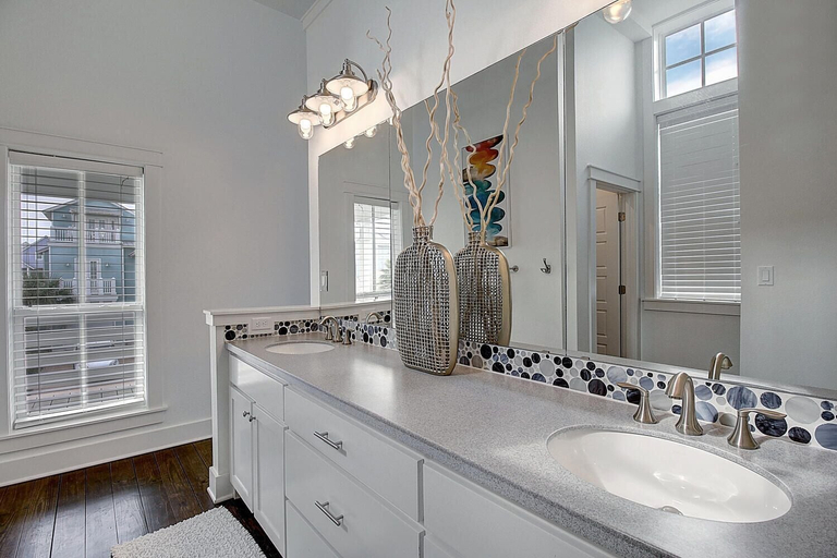 Bathroom 4, No Limit 251 BE, Nueces