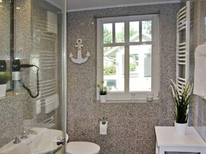 Bathroom, Comfy Apartment With 1 Bedroom and Balcony 134, Vorpommern-Rügen