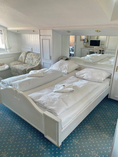 Bedroom 3, Ski- und Aktivhotel Almhof Rupp, Bregenz