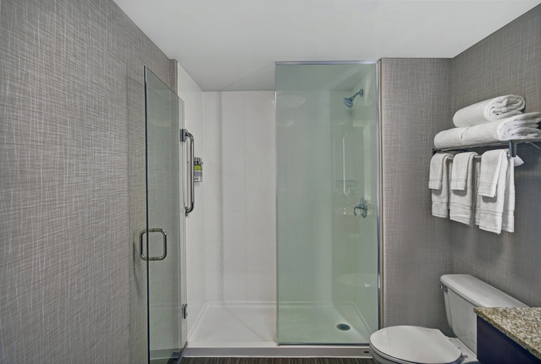 Bathroom 5, Holiday Inn Express & Suites CINCINNATI RIVERFRONT by IHG, Kenton