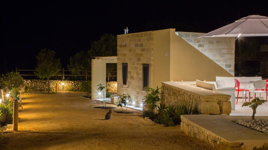 Others 4, Le Suites del Carrubo, Trapani