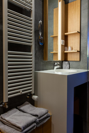 Bathroom 2, Logis Hotel Restaurant La Tour, Haute-Loire
