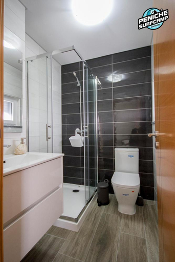 Bathroom 3, Ocean Two & Three Room Apartments, Peniche