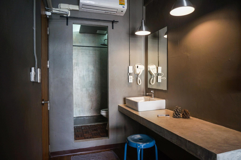 Bathroom 12