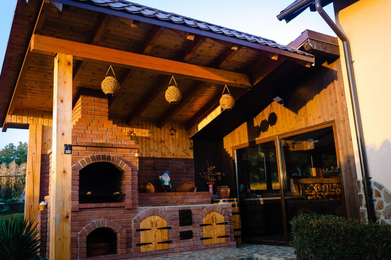 Exterior & Views
