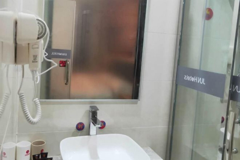 Bathroom 3, Dongguan Haiyi Chain Hotel, Dongguan