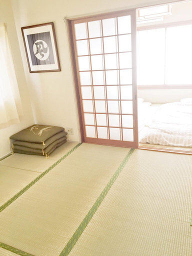 Hayashi Hayashi Minshuku - Direct access to Kansai Airport, close to Tsutenkaku, Japanese-style 2nd floor loft room, Osaka