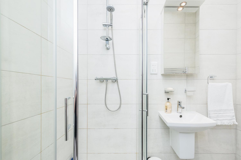 Others 5, Bright & Modern 2-Bed Notting Hill Apartment, London