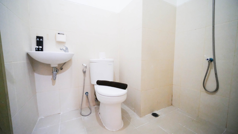 Bathroom 5, Cozy Living Studio at Bale Hinggil Apartment By Travelio, Surabaya