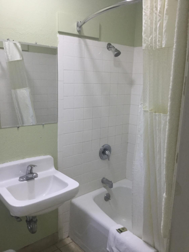 Bathroom, Budget Inn - Laytonville, Mendocino