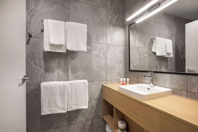 Bathroom 4, Nightcap at Dalrymple Hotel, Garbutt