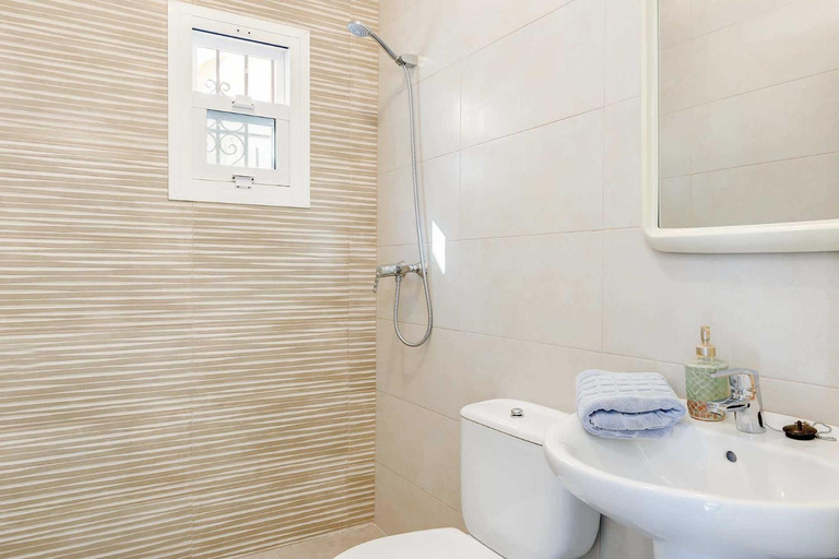 Bathroom 4, Private Heated Pool, Jacuzzi & 1225m2 garden in Villa Cipreses, Málaga