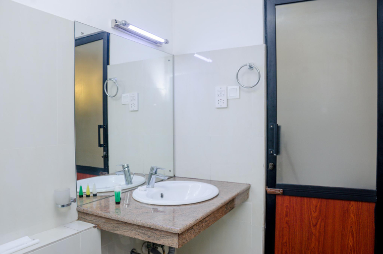Bathroom, Opulent River Face Hotel, Sri Jayawardanapura Kotte