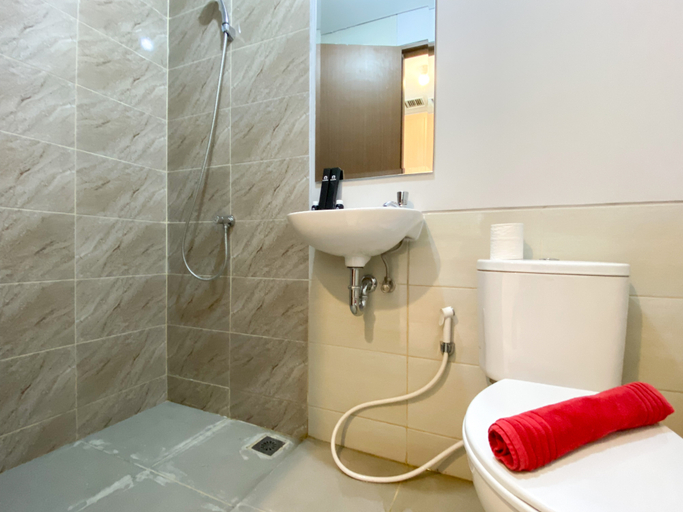 Bathroom 5, Fancy and Simply Studio at Transpark Juanda Bekasi Timur Apartment By Travelio, Bekasi