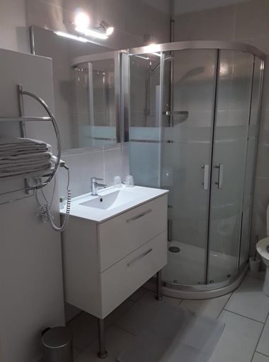 Bathroom 2, Hotel des Voyageurs, Dordogne