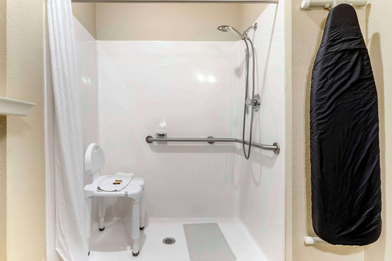 Bathroom 5, Best Western Plus Crown Colony Inn & Suites, Angelina