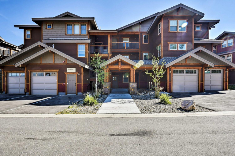 Winter Park Condo with Hot Tub and Mountain Views!, Grand