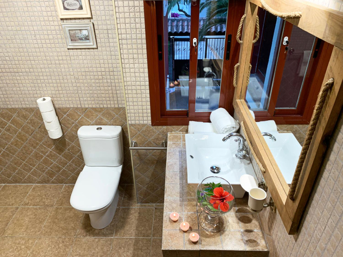 Bathroom 2, VILLA NABRISA MARBELLA, 5 BEDROOM, PRIVATE POOL, GARDEN, BBQ, Málaga