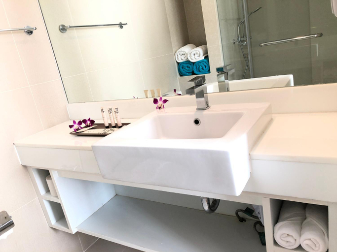 Bathroom 4, Aristo Resort Surin Beach K02, Pulau Phuket