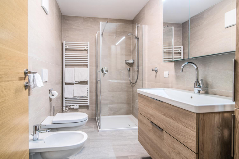 Bathroom 4, Mondschein, Bolzano