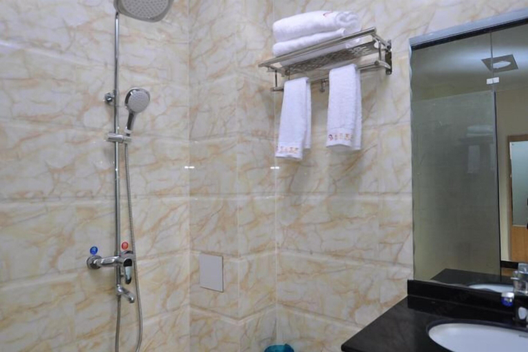 Bathroom 2, Luoping Buyi Inn, Qujing